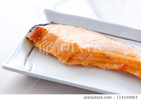 鮭魚西京燒是將鮭魚用西京味噌醃製後燒烤而成的日本料理,其香濃的味噌風味令人食慾大開。 鮭魚西京燒是將鮭魚用西京味噌醃製後燒烤而成的日本料理,其香濃的味噌風味令人食慾大開。 114339963