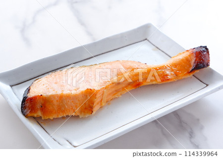 鮭魚西京燒是將鮭魚用西京味噌醃製後燒烤而成的日本料理,其香濃的味噌風味令人食慾大開。 鮭魚西京燒是將鮭魚用西京味噌醃製後燒烤而成的日本料理,其香濃的味噌風味令人食慾大開。 114339964