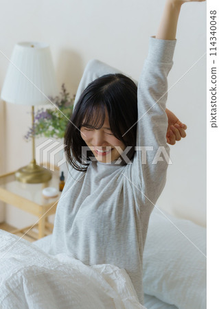 一個年輕女子早上醒來 114340048