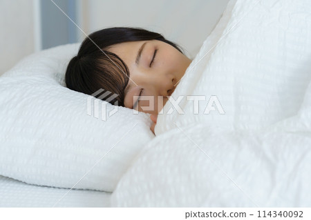 A young woman waking up refreshed in the morning 114340092