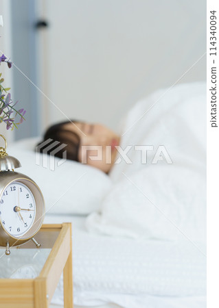 一個年輕女子早上醒來 一個年輕女子早上醒來 114340094
