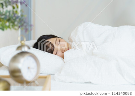 A young woman waking up refreshed in the morning 114340098