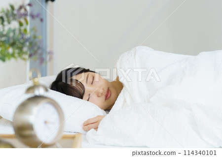 A young woman waking up refreshed in the morning 114340101