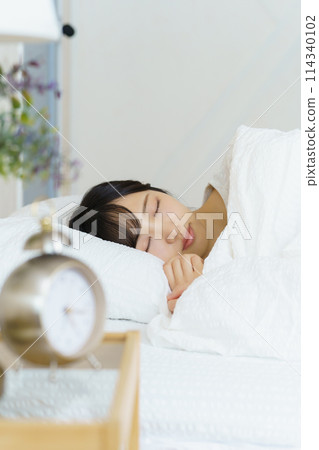 一個年輕女子早上醒來 一個年輕女子早上醒來 114340102