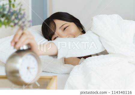 一個年輕女子早上醒來 一個年輕女子早上醒來 114340116
