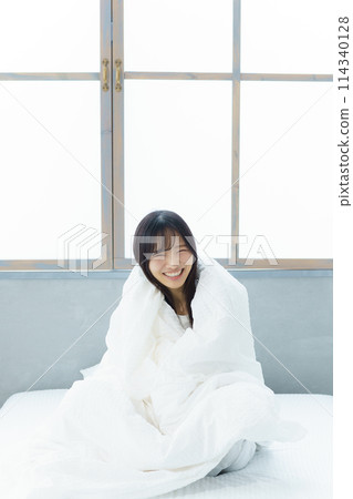 一個年輕女子早上醒來 一個年輕女子早上醒來 114340128