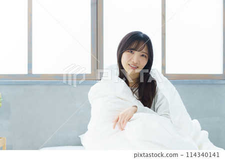A young woman waking up refreshed in the morning 114340141