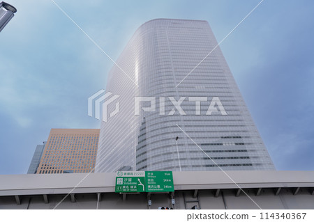 Modern buildings towering into the sky and a Japanese garden Modern buildings towering into the sky and a Japanese garden 114340367