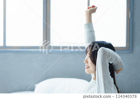 一個年輕女子早上醒來 一個年輕女子早上醒來 114340378