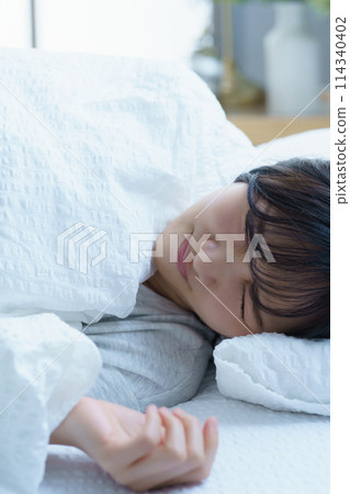 Young woman having difficulty waking up in the morning 114340402