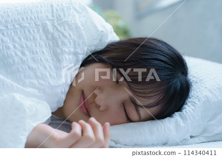 Young woman having difficulty waking up in the morning 114340411
