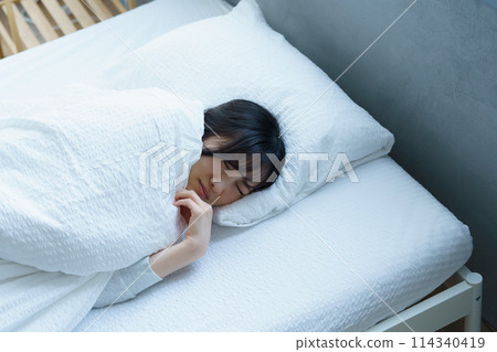Young woman having difficulty waking up in the morning 114340419