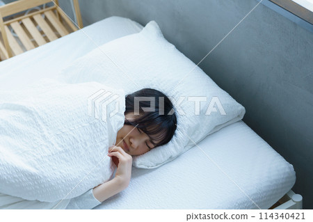 Young woman having difficulty waking up in the morning Young woman having difficulty waking up in the morning 114340421