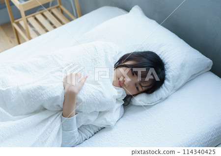 一位早上起床困難的年輕女子 114340425