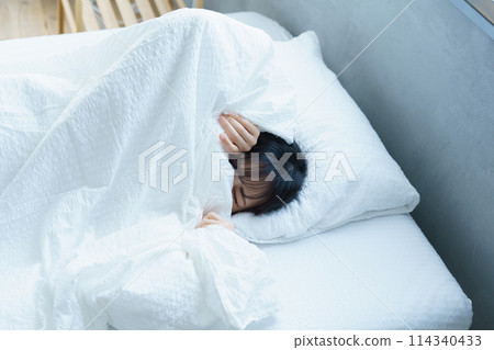 Young woman having difficulty waking up in the morning 114340433
