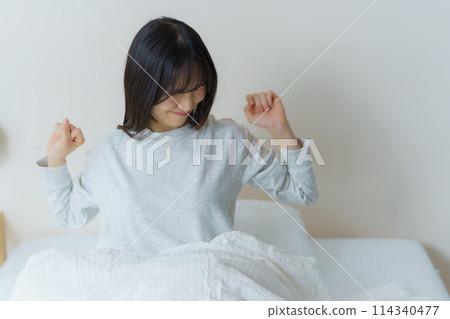 一個年輕女子早上醒來 114340477