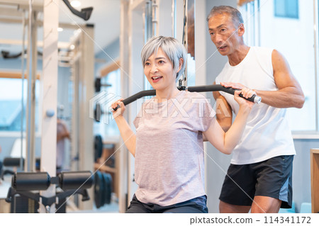 Couple doing strength training at the gym 114341172