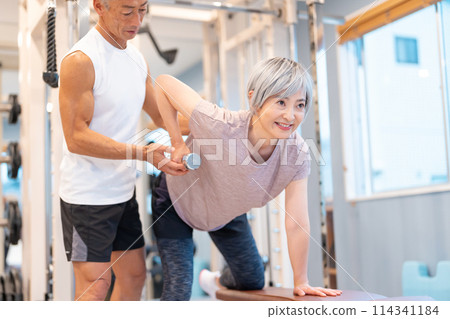 老夫婦在健身房鍛煉 114341184