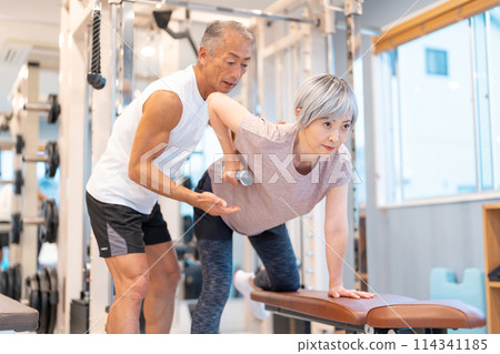 老夫婦在健身房鍛煉 114341185