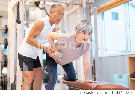 Senior couple doing muscle training at the gym 114341186