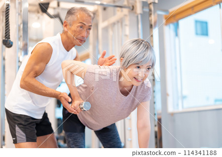 Senior couple doing muscle training at the gym 114341188