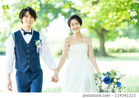 Bride and groom walking hand in hand 114341223