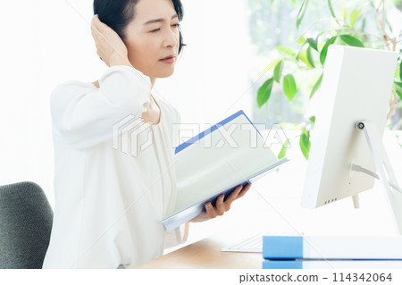 Middle-aged women who are not confident in using computers Middle-aged women who are not confident in using computers 114342064