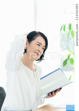 對操作電腦沒有信心的中年婦女 114342065