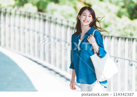 Young female business woman portrait Young female business woman portrait 114342387