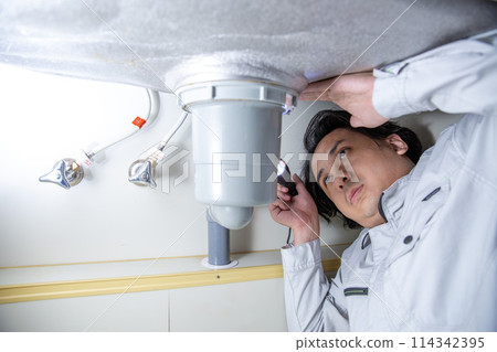 一名日本男子檢查水槽和管道 114342395