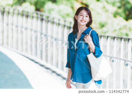 Young female business woman portrait Young female business woman portrait 114342774