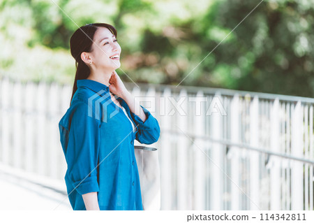 Young female business woman portrait Young female business woman portrait 114342811