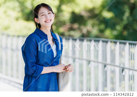 一個年輕的女商人的肖像 114342812