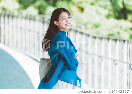 一個年輕的女商人的肖像 一個年輕的女商人的肖像 114342837