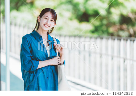 Young female business woman portrait Young female business woman portrait 114342838