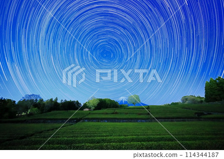 北極星的尾跡和富士山/小淵節，靜岡縣富士市 114344187