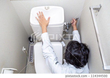 修廁所的男承包商 114344500