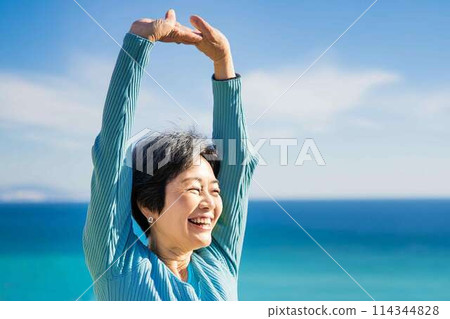 以大海為背景伸展身體的高級女性 114344828
