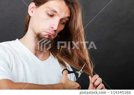 Barber cutting hair 114345168