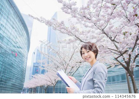 盛開的櫻花和女商人 114345676