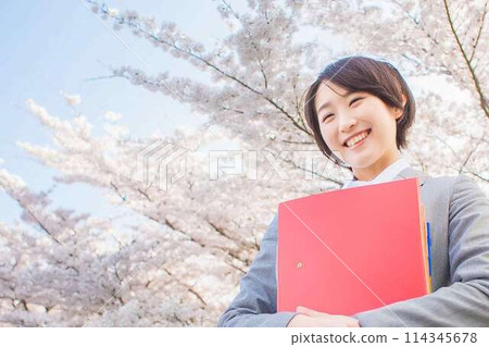 盛開的櫻花和女商人 114345678