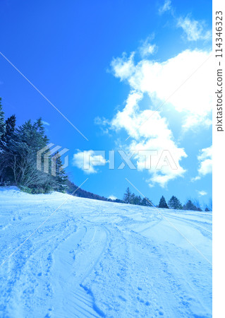 Blue skies and fresh snow on the slopes 114346323