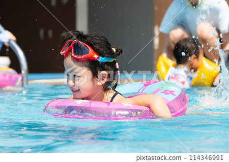 幼兒園女孩在泳池裡玩耍 114346991