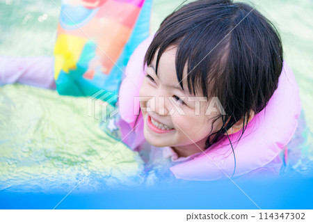 幼兒園女孩在泳池裡玩耍 114347302