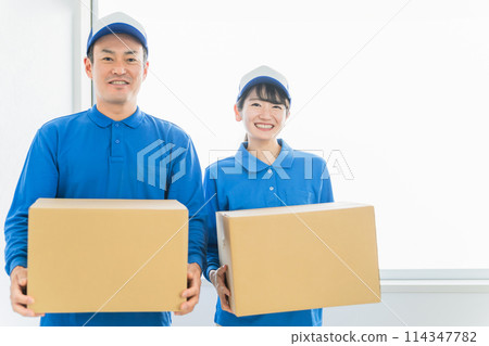 Men and women of movers / delivery workers with cardboard (moving / delivery / light cargo driver / delivery / delivery / courier) Men and women of movers / delivery workers with cardboard (moving / delivery / light cargo driver / delivery / delivery / courier) 114347782