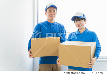 Men and women of movers / delivery workers with cardboard (moving / delivery / light cargo driver / delivery / delivery / courier) Men and women of movers / delivery workers with cardboard (moving / delivery / light cargo driver / delivery / delivery / courier) 114347785