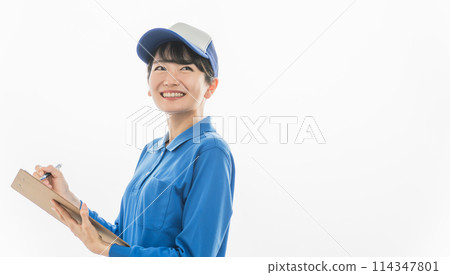 送貨業的一名女性檢查並填寫清單、送貨清單、單據和文件。 114347801