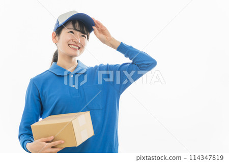 拿著紙板的送貨婦女（送貨、輕貨司機、快遞員、送貨員、快遞員） 114347819
