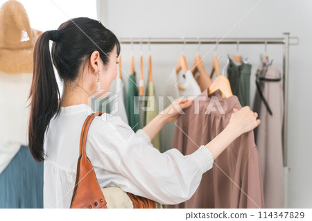一位女士在服飾店買衣服 一位女士在服飾店買衣服 114347829
