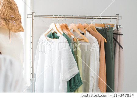 衣服，衣服，衣服，時裝，衣服，衣服，服裝店，衣架，儲物，衣櫃 114347834